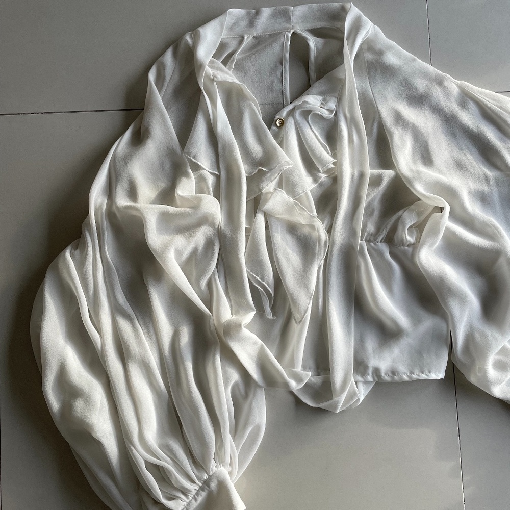 Blouse with balloon sleeves